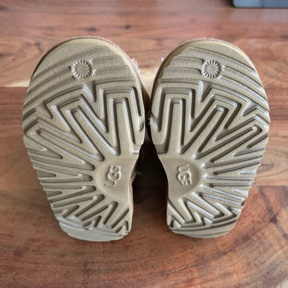 *NEW* UGG BAILEY BUTTON Il Kids Black Boots – Size 9 - Picture 6 of 12